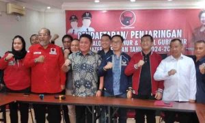 Bacagub Herman Deru saat mengembalikan formulir pendaftaran Bacagub dari PDIP Sumsel, di kantor DPD PDI Perjuangan Sumsel, Senin (20/5/2024). Foto: Sumselheadline/Fer.