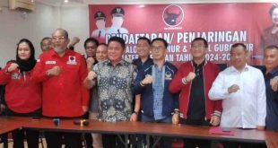 Bacagub Herman Deru saat mengembalikan formulir pendaftaran Bacagub dari PDIP Sumsel, di kantor DPD PDI Perjuangan Sumsel, Senin (20/5/2024). Foto: Sumselheadline/Fer.