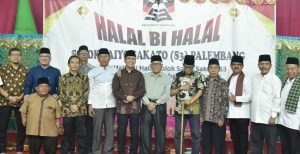Para pengurus Keluarga Minang Solok Saiyo Sakato (S3) Kota Palembang bersama Ratu Dewa, Sabtu (11/5/2024) malam. Foto: Tim Ratu Dewa.