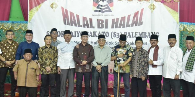 Para pengurus Keluarga Minang Solok Saiyo Sakato (S3) Kota Palembang bersama Ratu Dewa, Sabtu (11/5/2024) malam. Foto: Tim Ratu Dewa.