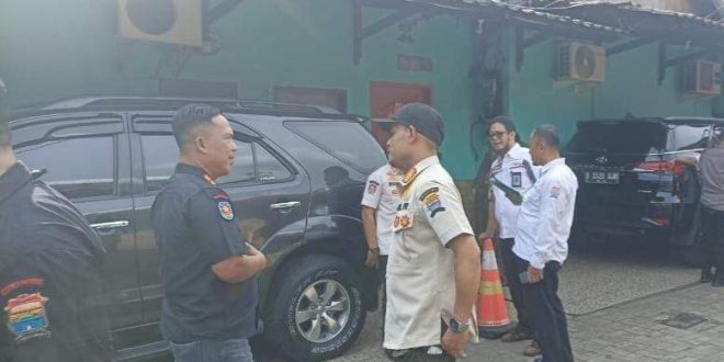Tim teknis Pemkot Palembang yang mendatangi Diskotek DA, Kamis (30/5/2024). Foto: Sumselheadline/Ela.