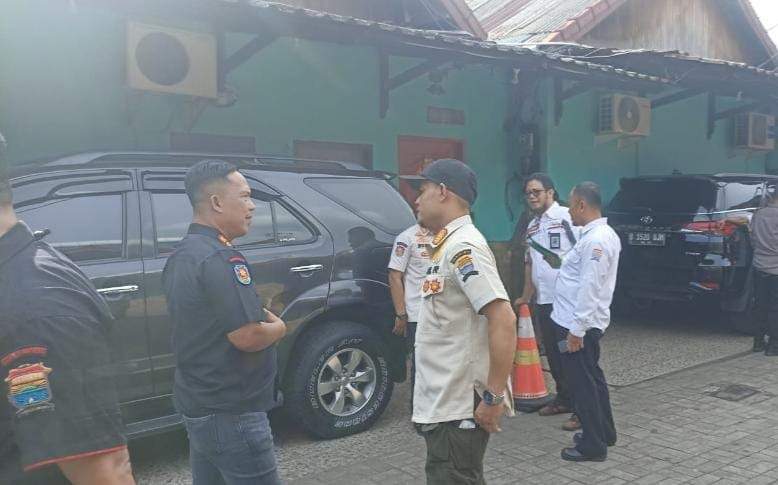 Tim teknis Pemkot Palembang yang mendatangi Diskotek DA, Kamis (30/5/2024). Foto: Sumselheadline/Ela.