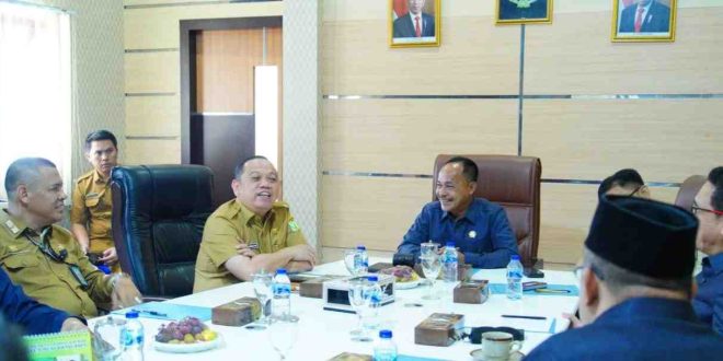 Pj Bupati Muba, Sandi Fahlepi bersilaturrahim dengan para pimpinan DPRD Muba, Senin (27/5/2024). Foto: Kominfo Muba.