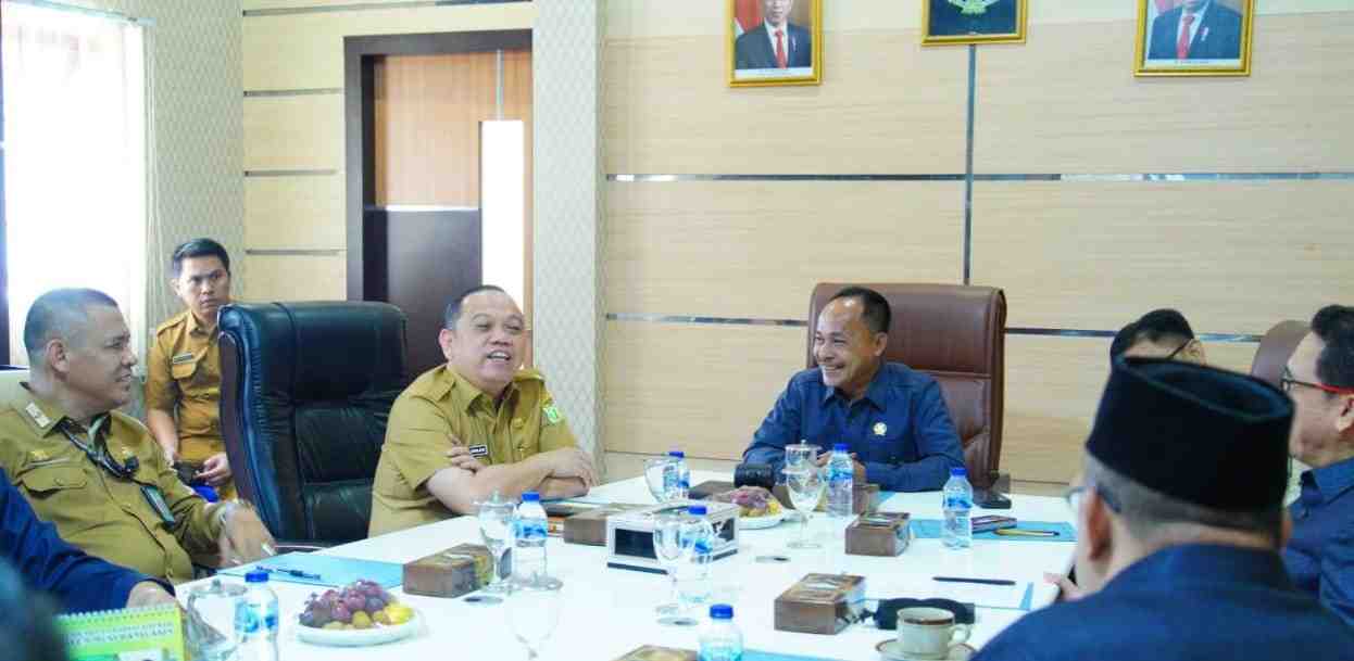 Pj Bupati Muba, Sandi Fahlepi bersilaturrahim dengan para pimpinan DPRD Muba, Senin (27/5/2024). Foto: Kominfo Muba.
