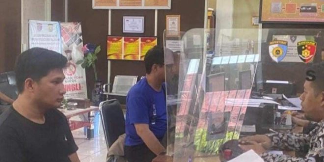 Kiki, driver ojek online, saat melapor penganiayaan dirinya di POlrestabes Palembang, Selasa (7/5/2024). Foto: Sumselheadline/Ela.