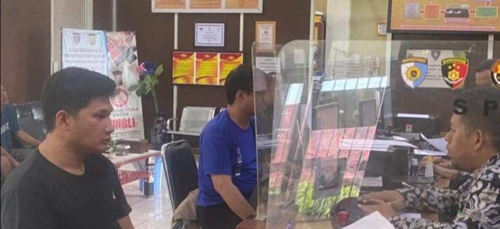 Kiki, driver ojek online, saat melapor penganiayaan dirinya di POlrestabes Palembang, Selasa (7/5/2024). Foto: Sumselheadline/Ela.