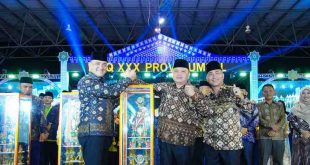 Asisten I Bidang Pemerintahan dan Kesra Pemprov Sumatera Selatan H Edward Chandra, didampingi Pj Bupati Muba, Apriyadi, dan Ketua Panitia MTQ, Apriyadi secara resmi menutup perhelatan MTQ Sumsel di Sekayu, Kamis (9/5/2024). Foto: Kominfo Muba.