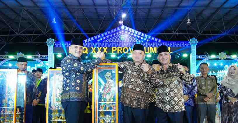 Asisten I Bidang Pemerintahan dan Kesra Pemprov Sumatera Selatan H Edward Chandra, didampingi Pj Bupati Muba, Apriyadi, dan Ketua Panitia MTQ, Apriyadi secara resmi menutup perhelatan MTQ Sumsel di Sekayu, Kamis (9/5/2024). Foto: Kominfo Muba.