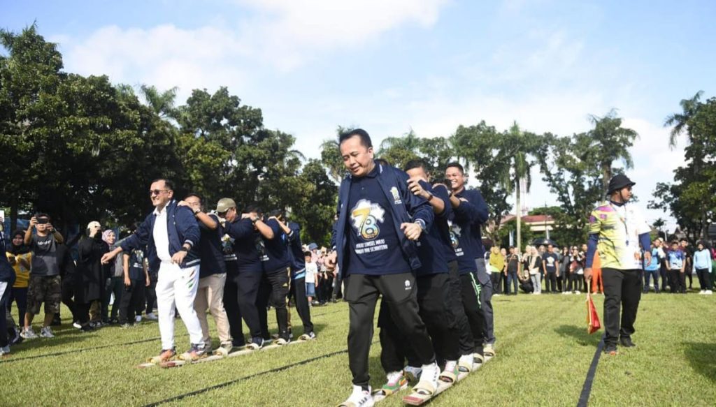 Pj Gubernur Sumsel, Agus Fatoni olahraga bersama ASN dan honorer di halaman Pemprov Sumsel, Mnggu (12/5/2024). Foto: Humas Pemprov Sumsel.