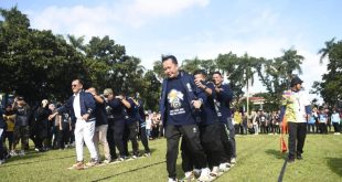 Pj Gubernur Sumsel, Agus Fatoni olahraga bersama ASN dan honorer di halaman Pemprov Sumsel, Mnggu (12/5/2024). Foto: Humas Pemprov Sumsel.