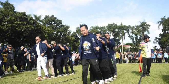 Pj Gubernur Sumsel, Agus Fatoni olahraga bersama ASN dan honorer di halaman Pemprov Sumsel, Mnggu (12/5/2024). Foto: Humas Pemprov Sumsel.