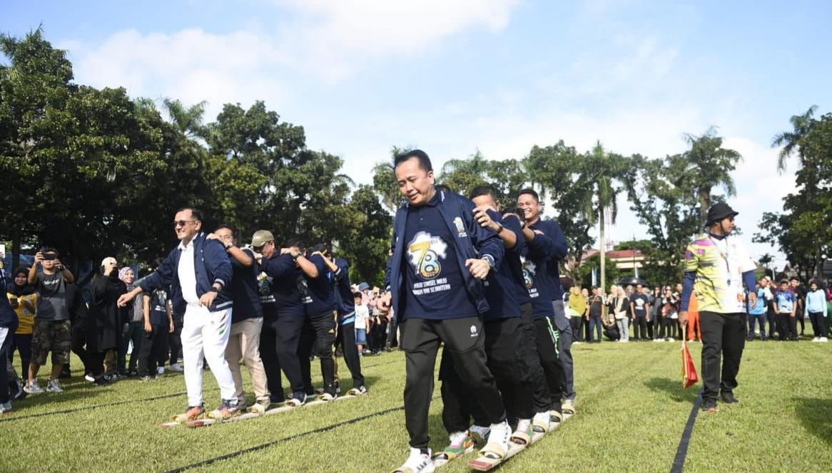 Pj Gubernur Sumsel, Agus Fatoni olahraga bersama ASN dan honorer di halaman Pemprov Sumsel, Mnggu (12/5/2024). Foto: Humas Pemprov Sumsel.