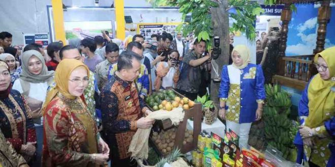 Pj Gubernur Sumsel, AGus Fatoni melihat stan di pembukaan Sriwijaya Expo, Jumat (24/5/2024). Foto: Humas Pemprov Sumsel.
