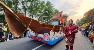 Salah satu mobil hias Provinsi Sumsel yang mengikuti parade di HUT Dekranas di Solo. Foto: Humas Pemeprov Sumsel.