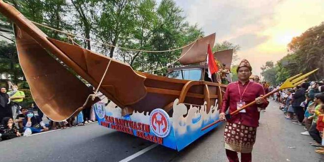 Salah satu mobil hias Provinsi Sumsel yang mengikuti parade di HUT Dekranas di Solo. Foto: Humas Pemeprov Sumsel.