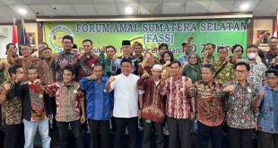 Ratusan forum amal kematian (Fakem) di Kota Palembang yang tergabung Forum Amal Sumatera Selatan ( FASS) mendeklarasikan dukungan kepada calon Gubernur Sumsel, H. Herman Deru, Kamis (9/5/2024) malam, Foto Tim HD