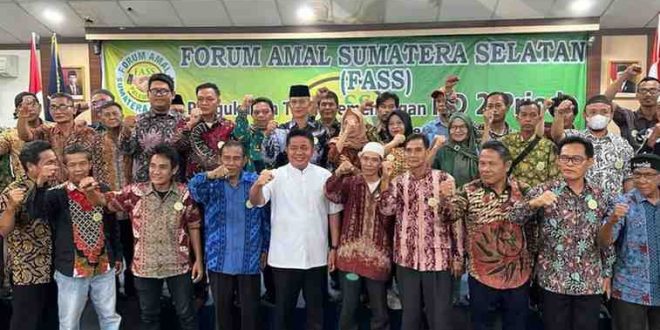 Ratusan forum amal kematian (Fakem) di Kota Palembang yang tergabung Forum Amal Sumatera Selatan ( FASS) mendeklarasikan dukungan kepada calon Gubernur Sumsel, H. Herman Deru, Kamis (9/5/2024) malam, Foto Tim HD