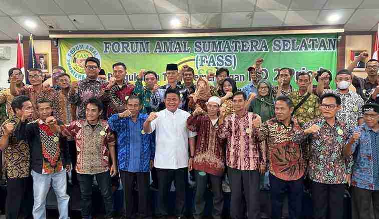 Ratusan forum amal kematian (Fakem) di Kota Palembang yang tergabung Forum Amal Sumatera Selatan ( FASS) mendeklarasikan dukungan kepada calon Gubernur Sumsel, H. Herman Deru, Kamis (9/5/2024) malam, Foto Tim HD