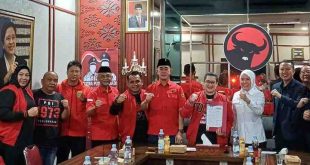 Fitrianti Agustinda menyerahkan formulir Cawako ke PDIP Palembang, Selasa (14/5/2024). Foto: Sumselheadline/Pitria.
