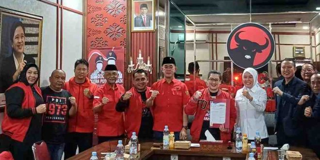 Fitrianti Agustinda menyerahkan formulir Cawako ke PDIP Palembang, Selasa (14/5/2024). Foto: Sumselheadline/Pitria.