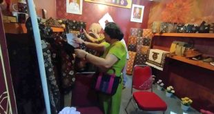 Stand Muba yang memamerkan jumputan gambo ramai dikunjungi di Expo UMKM di Solo, Kamis (16/5/2024). Foto: Kominfo Muba.