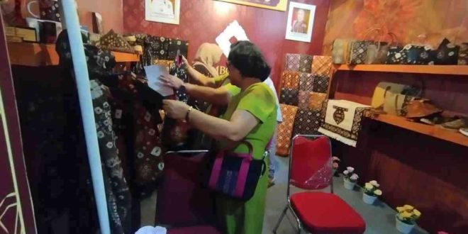 Stand Muba yang memamerkan jumputan gambo ramai dikunjungi di Expo UMKM di Solo, Kamis (16/5/2024). Foto: Kominfo Muba.