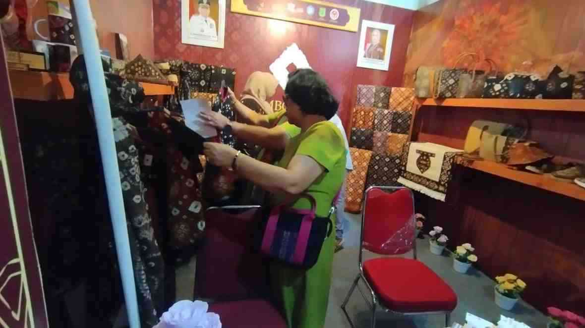 Stand Muba yang memamerkan jumputan gambo ramai dikunjungi di Expo UMKM di Solo, Kamis (16/5/2024). Foto: Kominfo Muba.