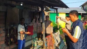 Polisi melakukan olah TKP atas tewasnya Selvi di rumahnya di Kertapati, Palembang, Jumat (10/5/2024). Foto: Sumselheadline/Ela.