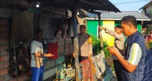 Polisi melakukan olah TKP atas tewasnya Selvi di rumahnya di Kertapati, Palembang, Jumat (10/5/2024). Foto: Sumselheadline/Ela.