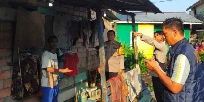 Polisi melakukan olah TKP atas tewasnya Selvi di rumahnya di Kertapati, Palembang, Jumat (10/5/2024). Foto: Sumselheadline/Ela.