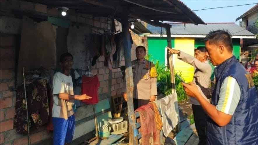 Polisi melakukan olah TKP atas tewasnya Selvi di rumahnya di Kertapati, Palembang, Jumat (10/5/2024). Foto: Sumselheadline/Ela.