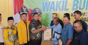 Pasangan Hj Lidyawati- H Haryanto saat mengambil formulir di Partai Golkar. Foto: Dok Tim Lahat Berlian.