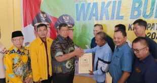 Pasangan Hj Lidyawati- H Haryanto saat mengambil formulir di Partai Golkar. Foto: Dok Tim Lahat Berlian.
