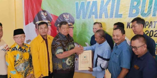 Pasangan Hj Lidyawati- H Haryanto saat mengambil formulir di Partai Golkar. Foto: Dok Tim Lahat Berlian.