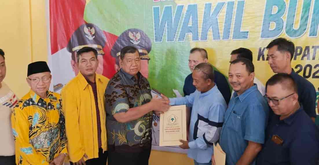 Pasangan Hj Lidyawati- H Haryanto saat mengambil formulir di Partai Golkar. Foto: Dok Tim Lahat Berlian.