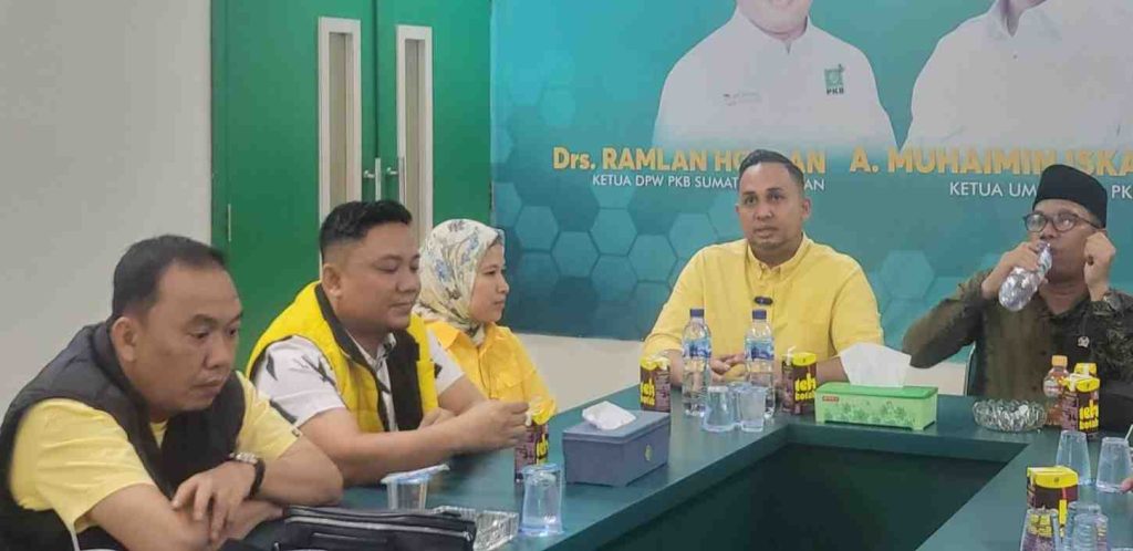 drg Asti mengambil formulir pendaftaran di Golkar Palembang, Rabu (1/5/2024). Foto: Sumselheadline/Pitria.