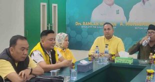 drg Asti mengambil formulir pendaftaran di Golkar Palembang, Rabu (1/5/2024). Foto: Sumselheadline/Pitria.