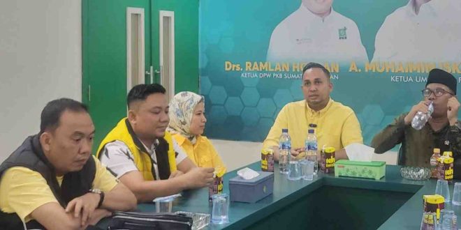 drg Asti mengambil formulir pendaftaran di Golkar Palembang, Rabu (1/5/2024). Foto: Sumselheadline/Pitria.