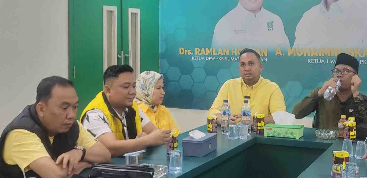 drg Asti mengambil formulir pendaftaran di Golkar Palembang, Rabu (1/5/2024). Foto: Sumselheadline/Pitria.