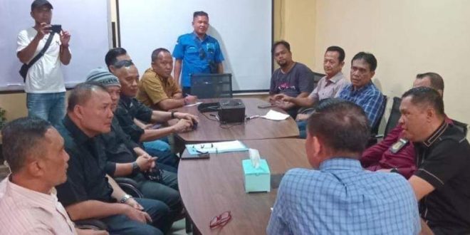 Gerakan Rakyat Peduli Keadilan Republik Indonesia (GRPK RI) Sumsel, saat mendatangi Polda Sumsel, Senin (27/5/2024). Foto: Sumselheadline/Ela.