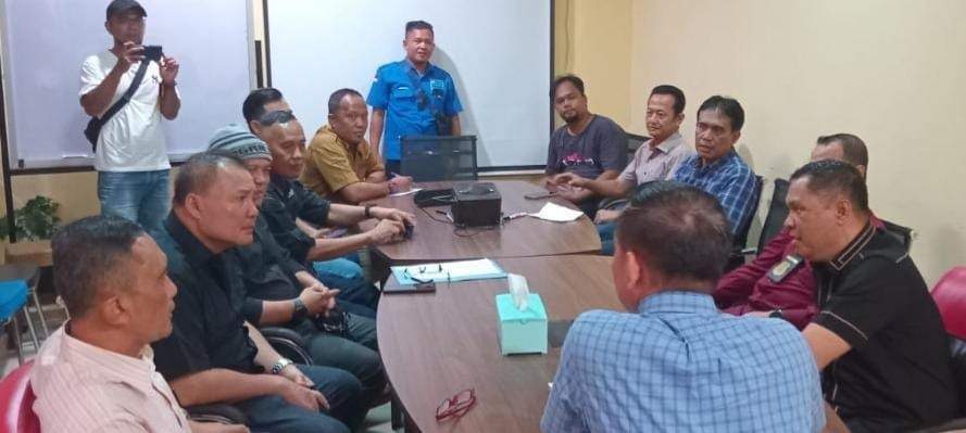 Gerakan Rakyat Peduli Keadilan Republik Indonesia (GRPK RI) Sumsel, saat mendatangi Polda Sumsel, Senin (27/5/2024). Foto: Sumselheadline/Ela.