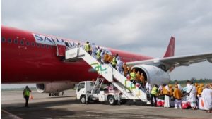 Para jemaah haji Sumsel kloter 1 menaiki pesawat Saudi Airline di Bandara SMB II Palembang, Minggu (12/5/2024). Foto: Sumselheadline/Pitria.