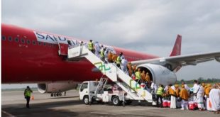 Para jemaah haji Sumsel kloter 1 menaiki pesawat Saudi Airline di Bandara SMB II Palembang, Minggu (12/5/2024). Foto: Sumselheadline/Pitria.
