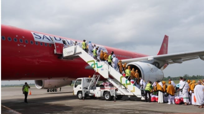 Para jemaah haji Sumsel kloter 1 menaiki pesawat Saudi Airline di Bandara SMB II Palembang, Minggu (12/5/2024). Foto: Sumselheadline/Pitria.