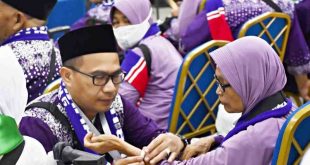 Para petugas haji melayani dengan telaten para jemaah haji saat tiba di Asrama Haji Palembang, Selasa (21/5/2024). Foto: Sumselheadline/Pitria.