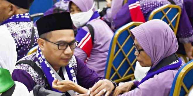 Para petugas haji melayani dengan telaten para jemaah haji saat tiba di Asrama Haji Palembang, Selasa (21/5/2024). Foto: Sumselheadline/Pitria.