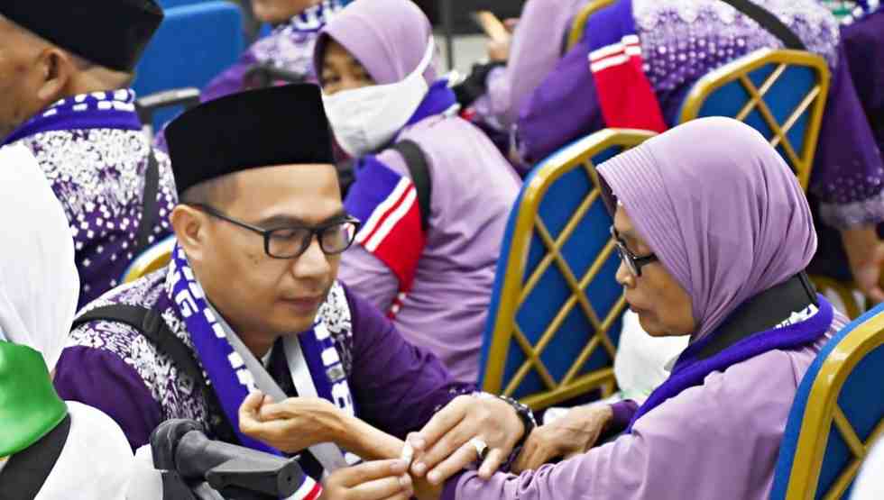 Para petugas haji melayani dengan telaten para jemaah haji saat tiba di Asrama Haji Palembang, Selasa (21/5/2024). Foto: Sumselheadline/Pitria.