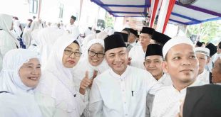 Apriyadi bersama para jemaah haji asal Muba, JUmat (10/4/2024). Foto: Tim Apriyadi.