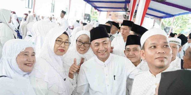 Apriyadi bersama para jemaah haji asal Muba, JUmat (10/4/2024). Foto: Tim Apriyadi.
