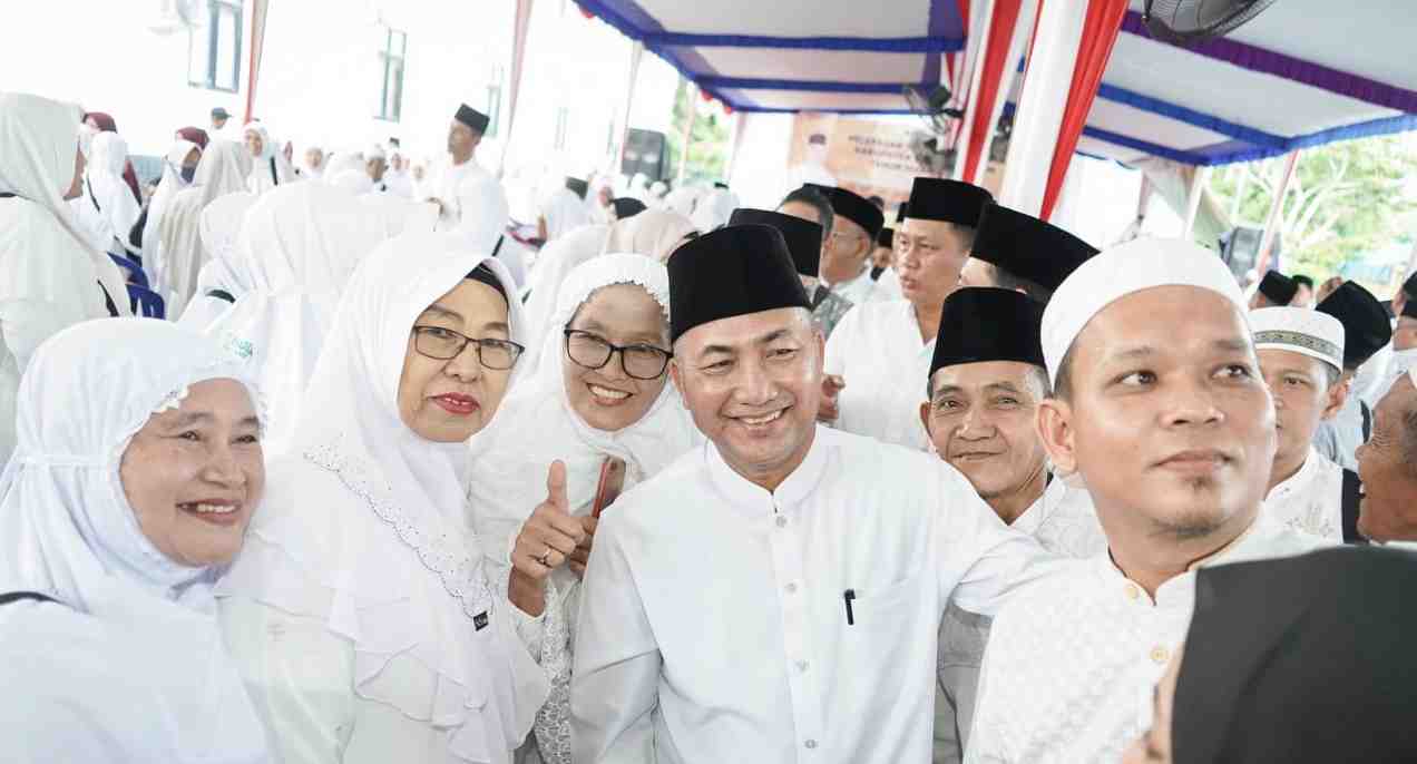 Apriyadi bersama para jemaah haji asal Muba, JUmat (10/4/2024). Foto: Tim Apriyadi.